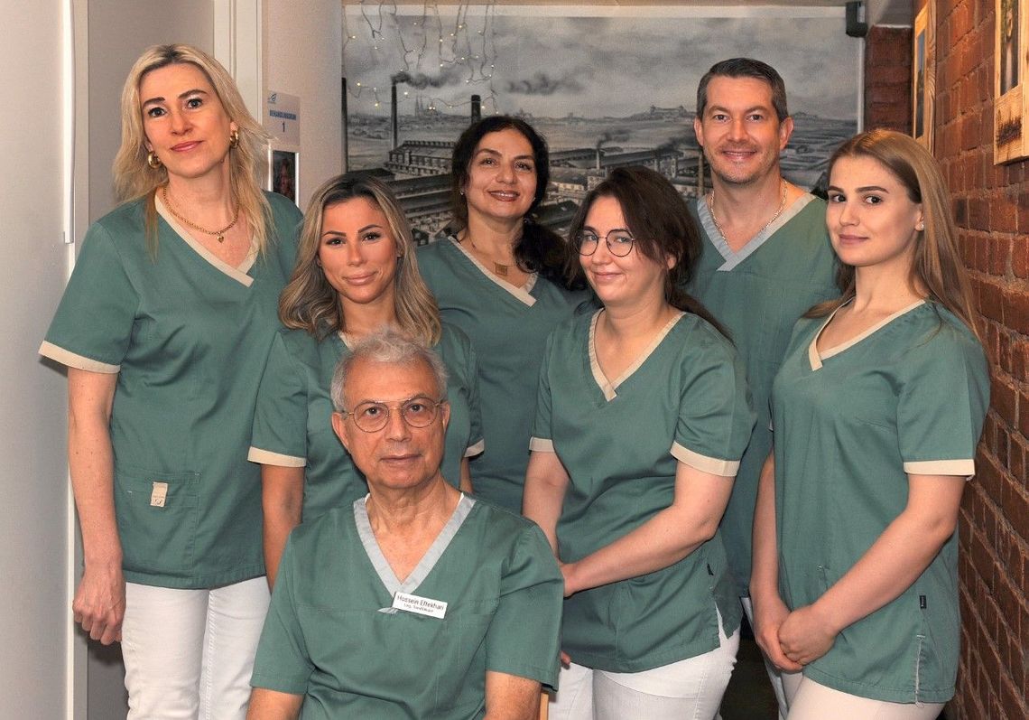 Foto på tandvårdsklinikens personal, iklädda gröna tröjor
